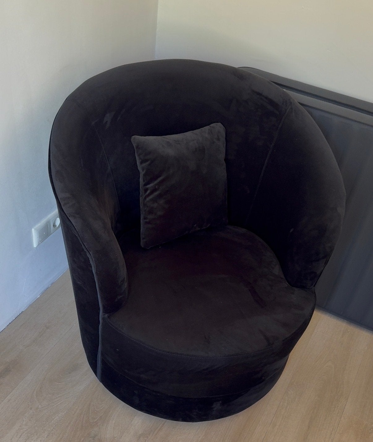 Zwarte fluwelen fauteuil met kussen, Huis en Inrichting, Ophalen of Verzenden, Gebruikt, Stof, 75 tot 100 cm