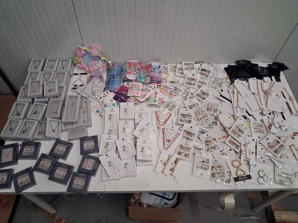 partij van circa 230 nieuwe sieraden en haaraccessoires, Sieraden, Tassen en Uiterlijk, Mix sieraden, Nieuw, Ophalen of Verzenden