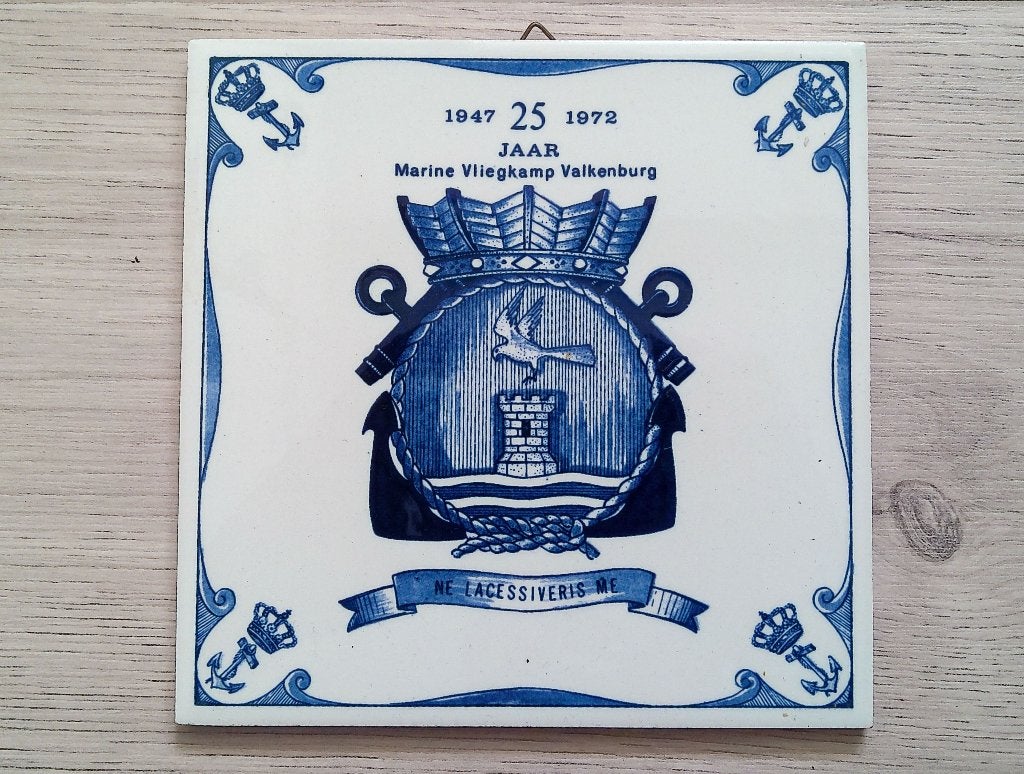 Tegeltje 25 jaar Marine Vliegkamp Valkenburg 1947 - 1972, Verzamelen, Verzenden, Marine, Nederland, Overige typen