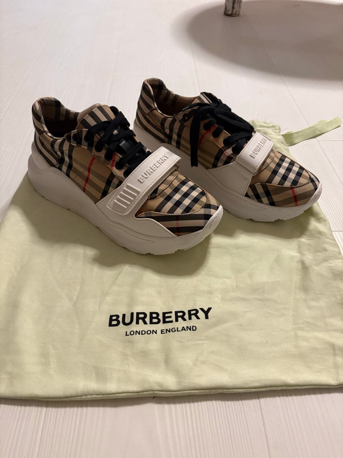 Burberry schoenen Maat 42, Kleding | Heren, Schoenen, Overige kleuren, Ophalen of Verzenden, Sneakers of Gympen, Zo goed als nieuw