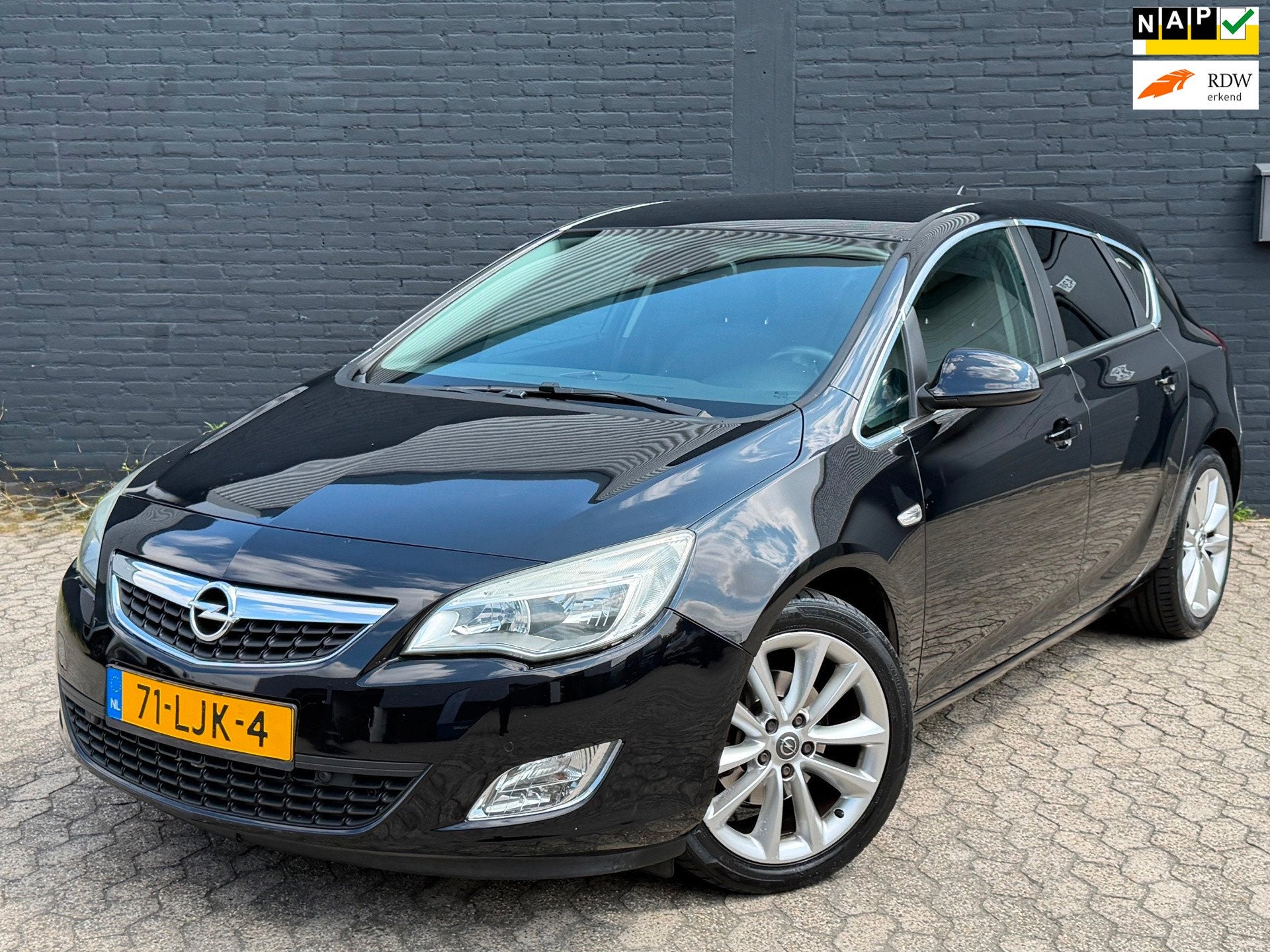 Opel Astra 1.6 Turbo Cosmo|NAVI|LEER|CLIMA|NAP|APK, Auto's, Euro 5, 730 kg, Gebruikt, 4 cilinders