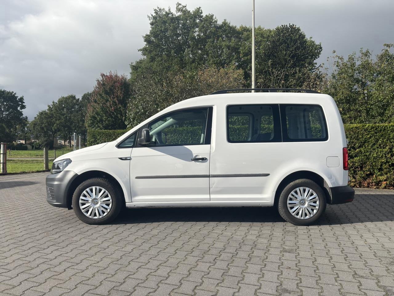 Volkswagen CADDY COMBI 1.0 TSI 102PK TRENDLINE RUIMTE / AIRC, Auto's, Gebruikt, Caddy Combi, Wit, 3 cilinders