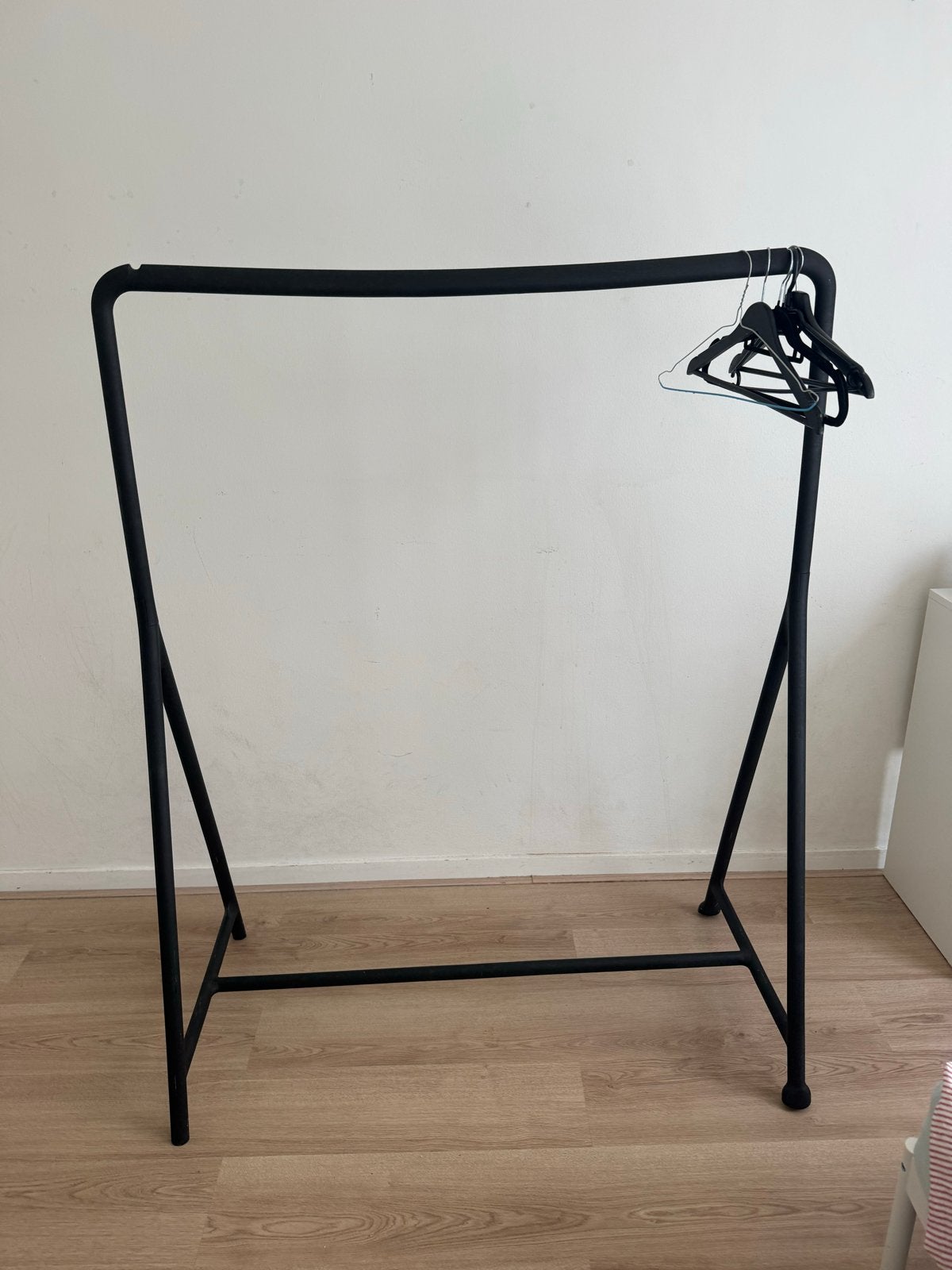 Zwart kledingrek met wielen - lichte buiging, Ophalen, Met wielen, Gebruikt