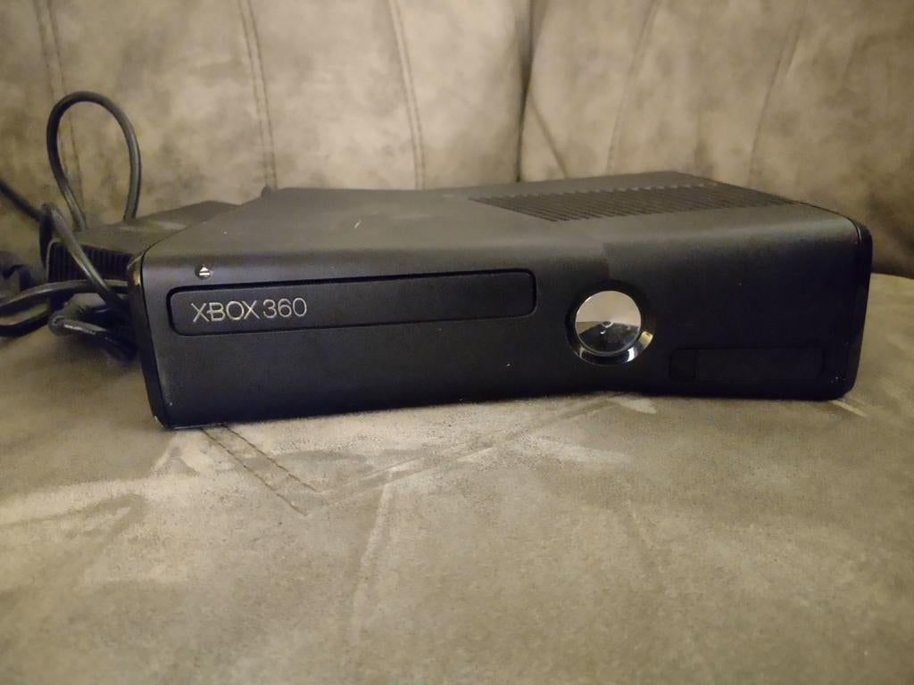 Xbox 360 S met games en attributen, Spelcomputers en Games, Spelcomputers | Xbox 360, Ophalen, Met 2 controllers, Met kinect, 250 GB