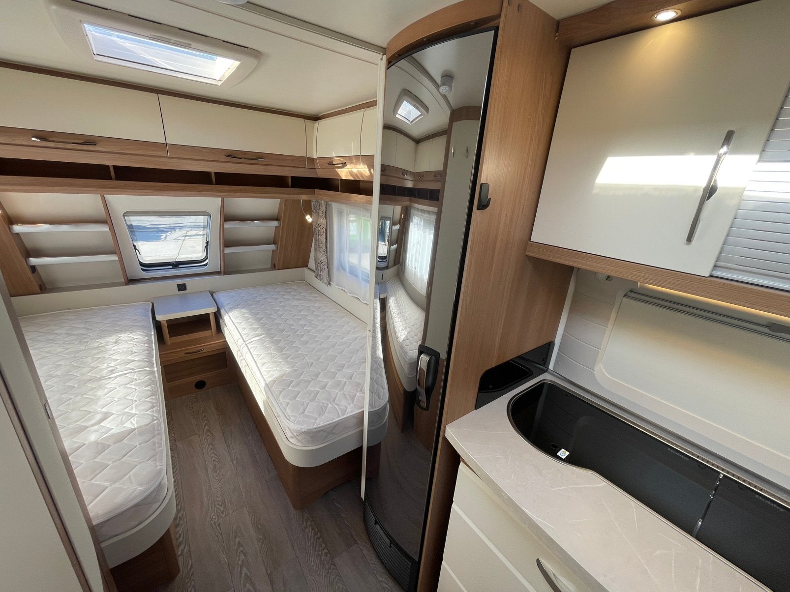 Foto 17 van Hobby 495 UL uit 2019 | 2 bedden | Mover | Luifel | Voortent