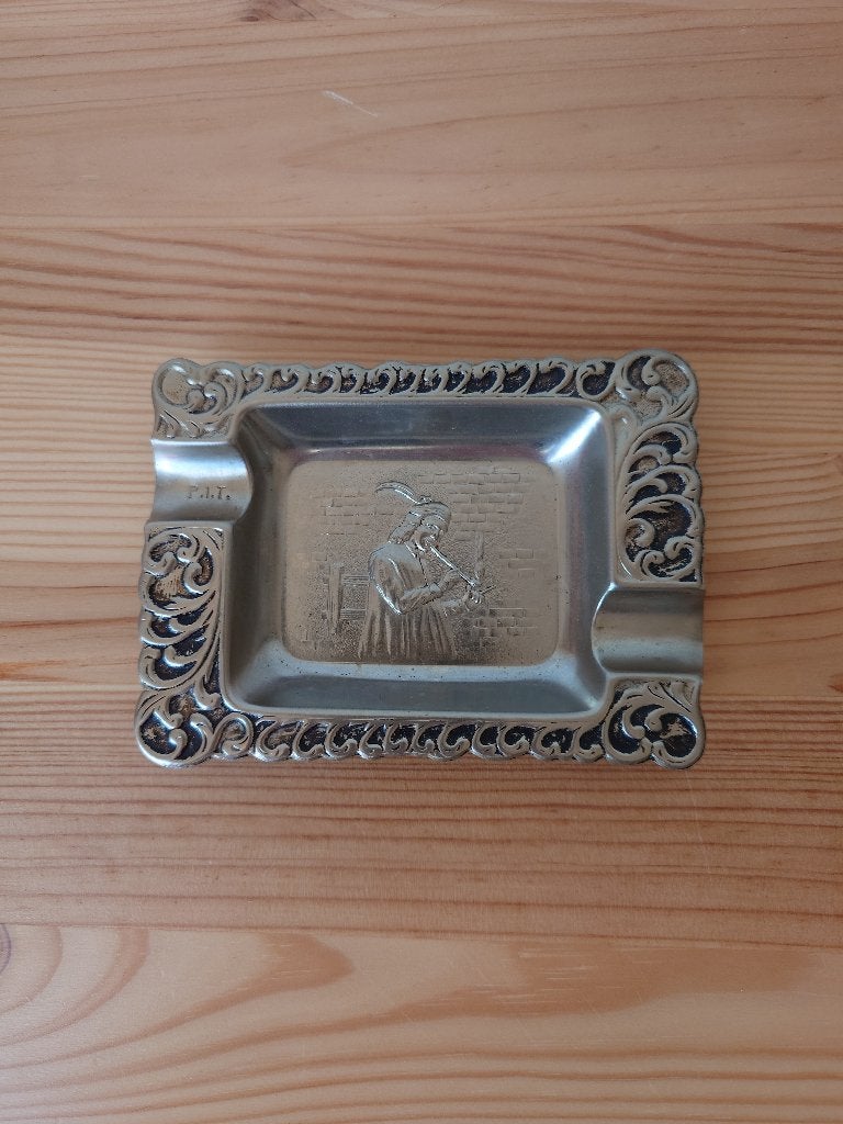 Vintage metalen asbak met reliëf van pijprokende man, Ophalen of Verzenden