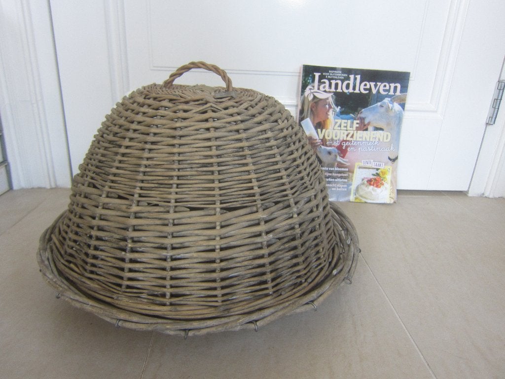 Riviera Maison rieten mand cloche met onderbord, Mand, Handgemaakt, Rond, Ophalen of Verzenden