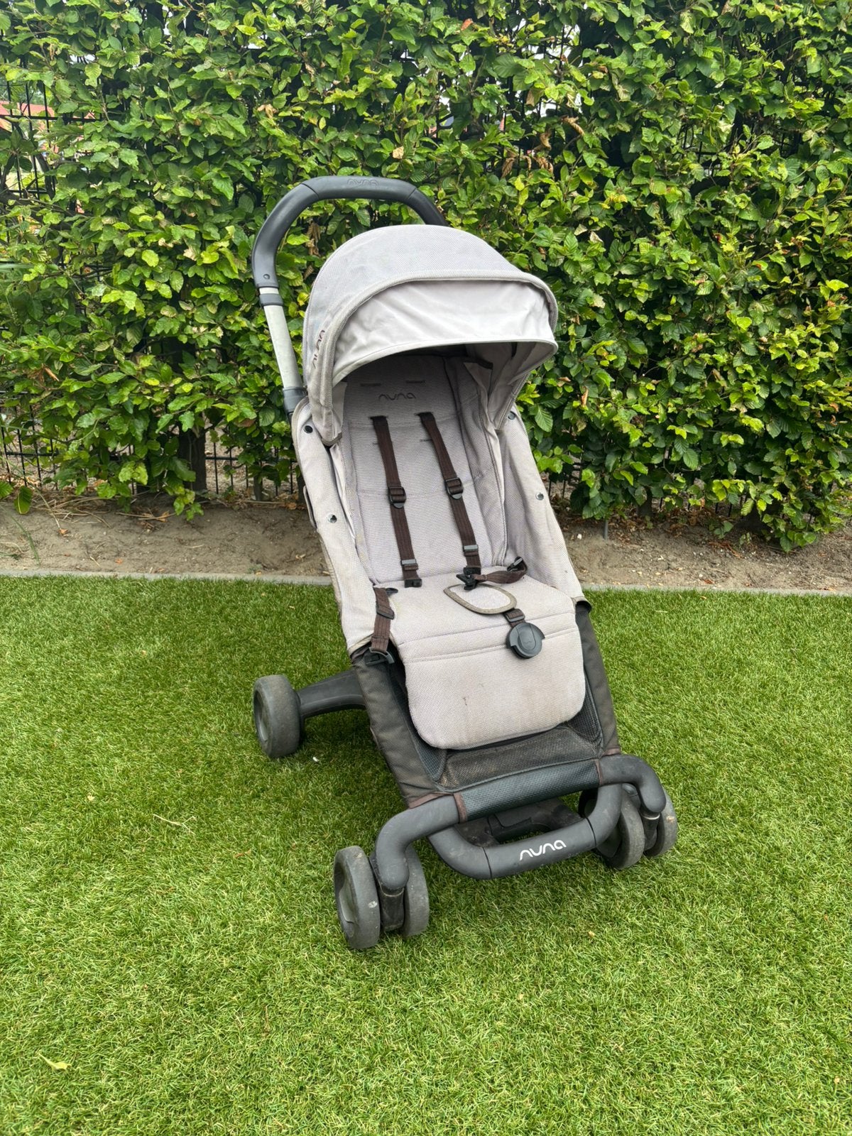 Nuna buggy lichtgrijs, Ophalen, Zo goed als nieuw, Zonnekap