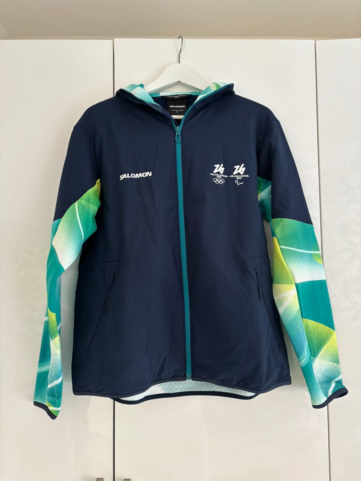 Salomon Milano Cortina 2026 officiële vrijwilligersjas XL, Ophalen of Verzenden, Zo goed als nieuw, Maat 56/58 (XL), Groen