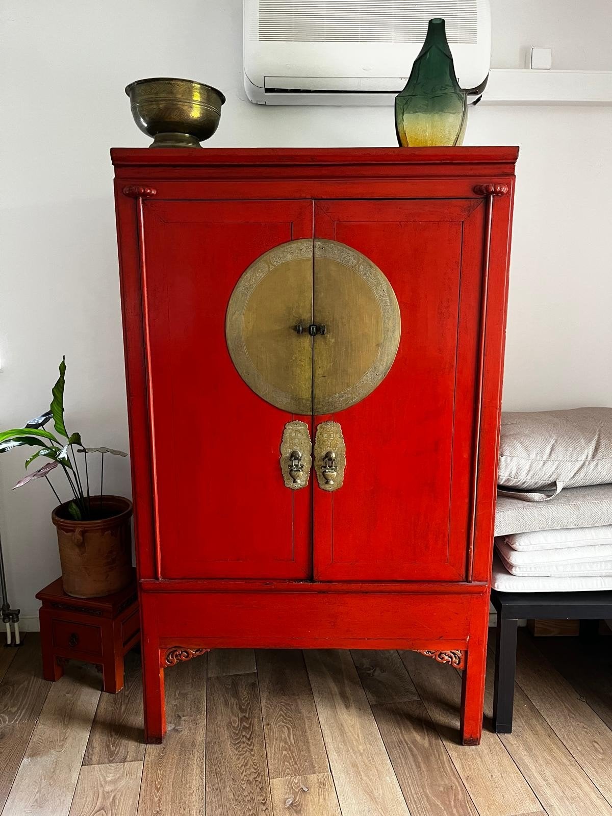 Antieke Chinese kast, rood met messing beslag, Ophalen