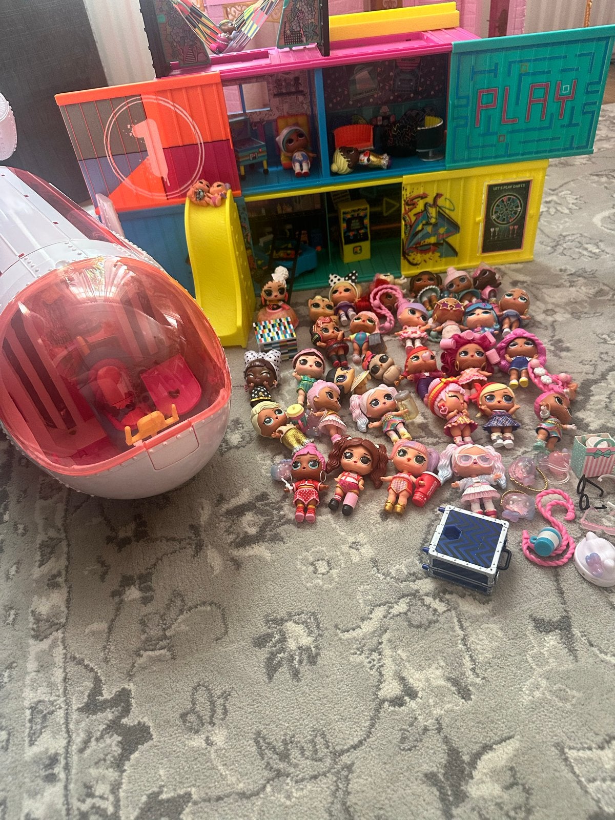 L.O.L. Surprise! poppen collectie met huis en vliegtui, Kinderen en Baby's, Speelgoed | Poppen, Ophalen of Verzenden, Gebruikt