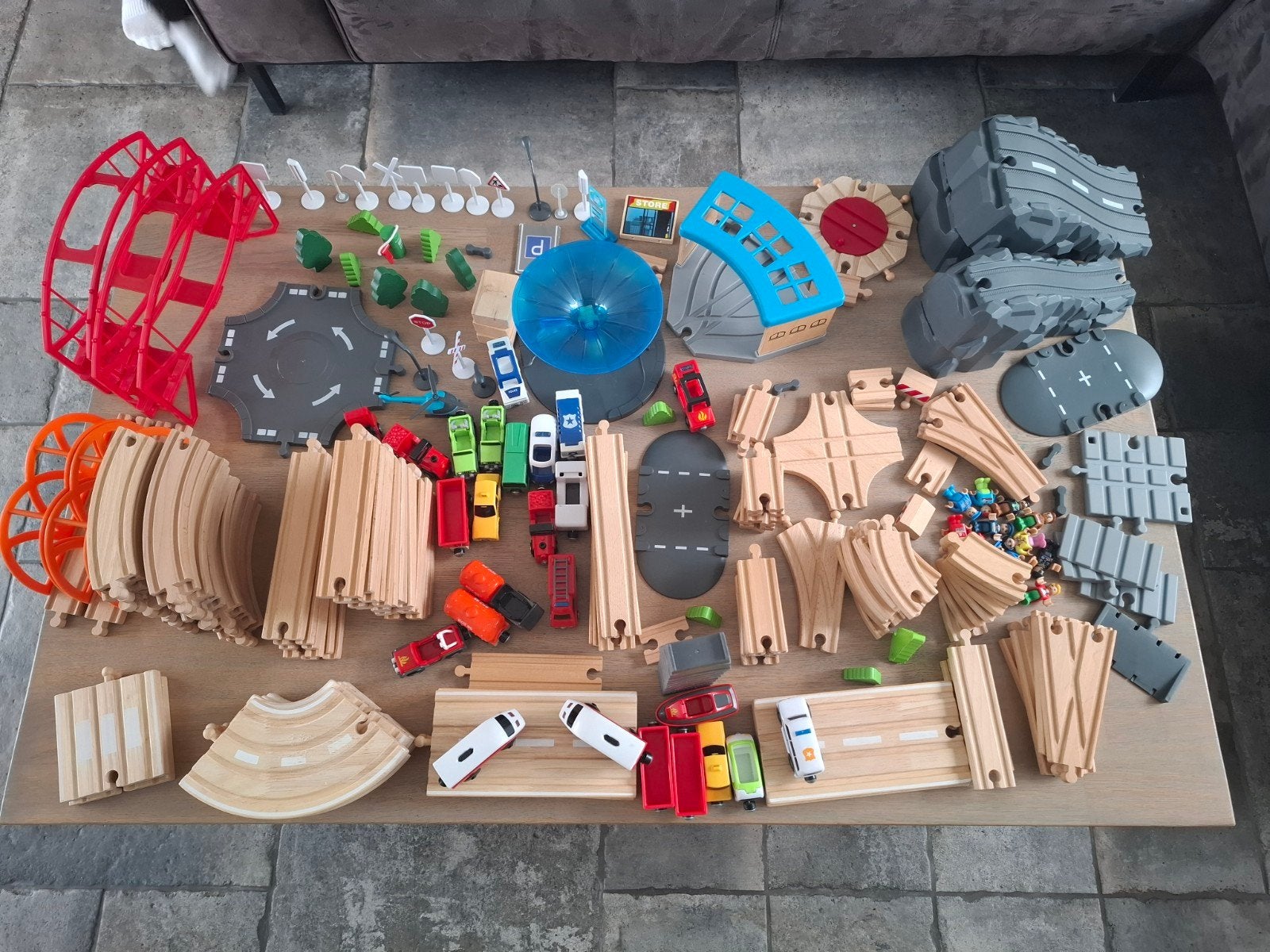 Grote houten treinbaan set met accessoires en voertuigen, Ophalen, Gebruikt