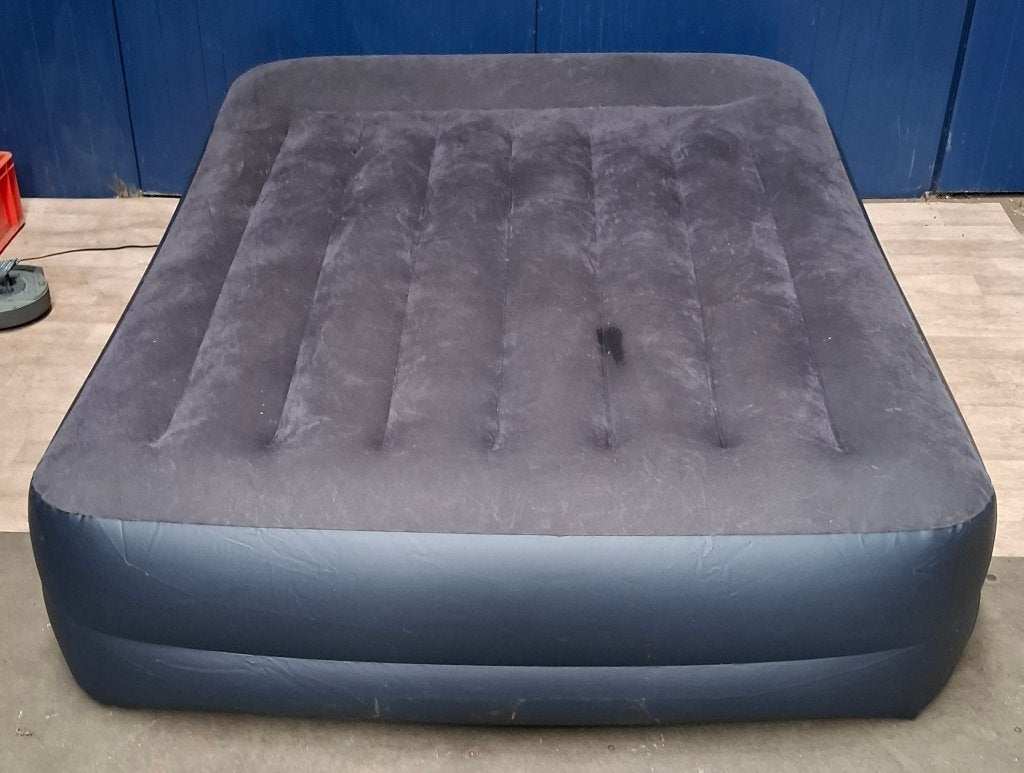 Intex elektrisch luchtbed 140 x 200cm, Caravans en Kamperen, Ophalen of Verzenden, Ingebouwde pomp, Gebruikt, 2-persoons