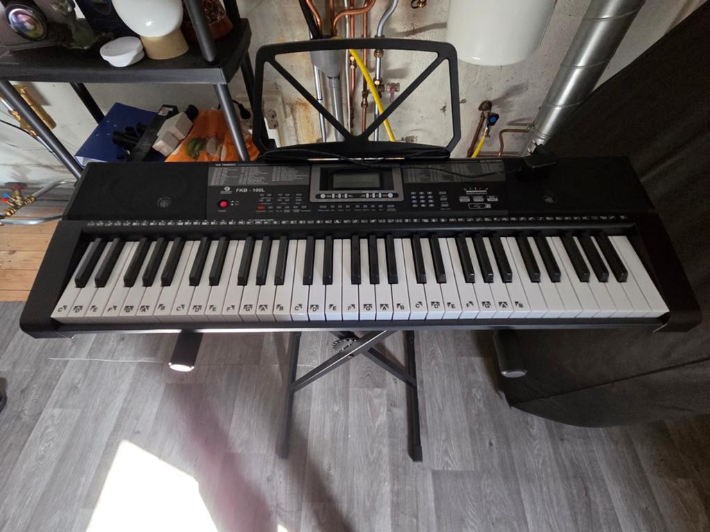 Fazley FKB 100L keyboard te koop!, Muziek en Instrumenten, Keyboards, Ophalen, 61 toetsen, Overige merken, Met standaard