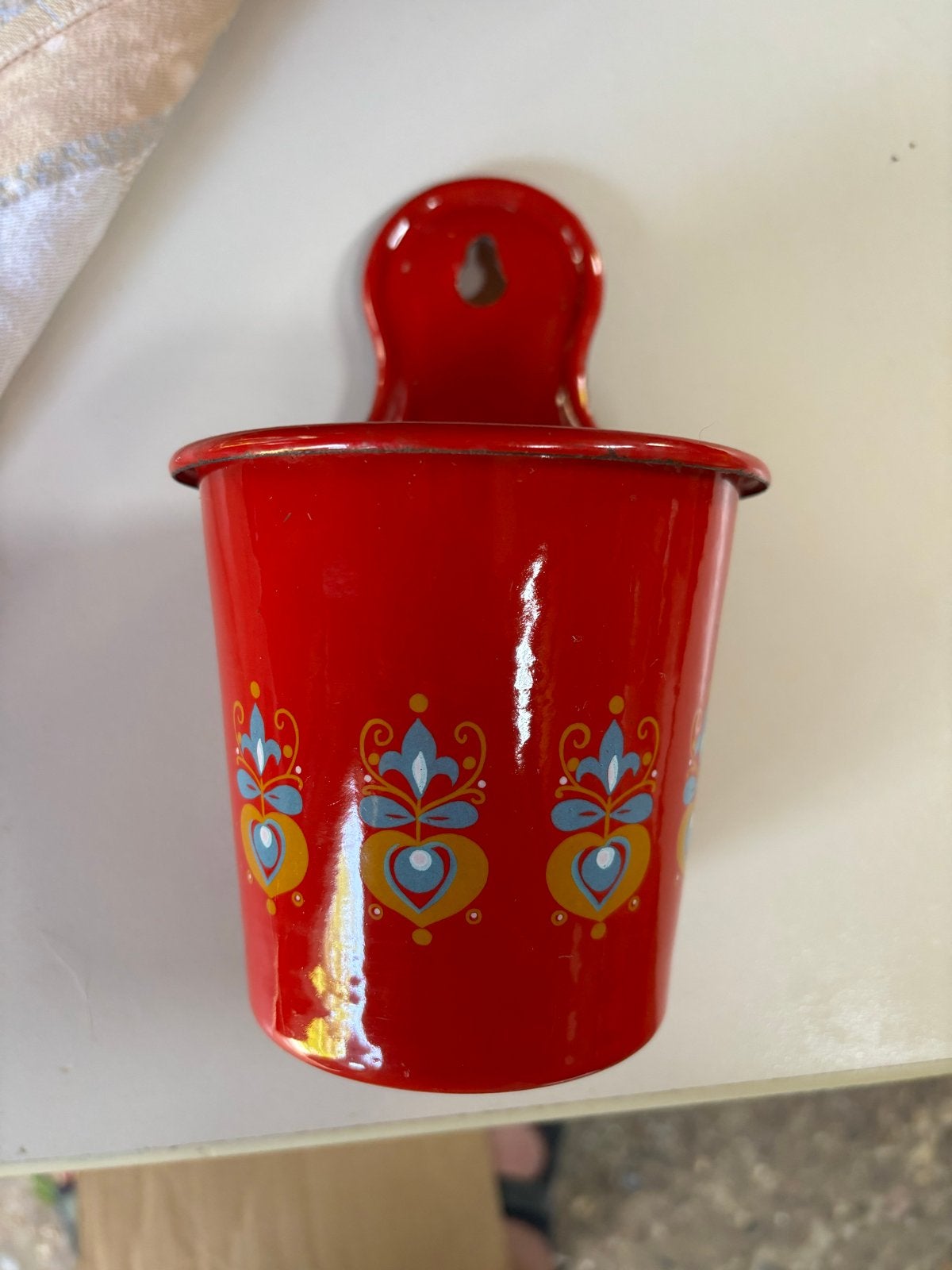 Vintage rood emaille wandpotje met bloemmotief, Antiek en Kunst, Antiek | Emaille, Ophalen of Verzenden