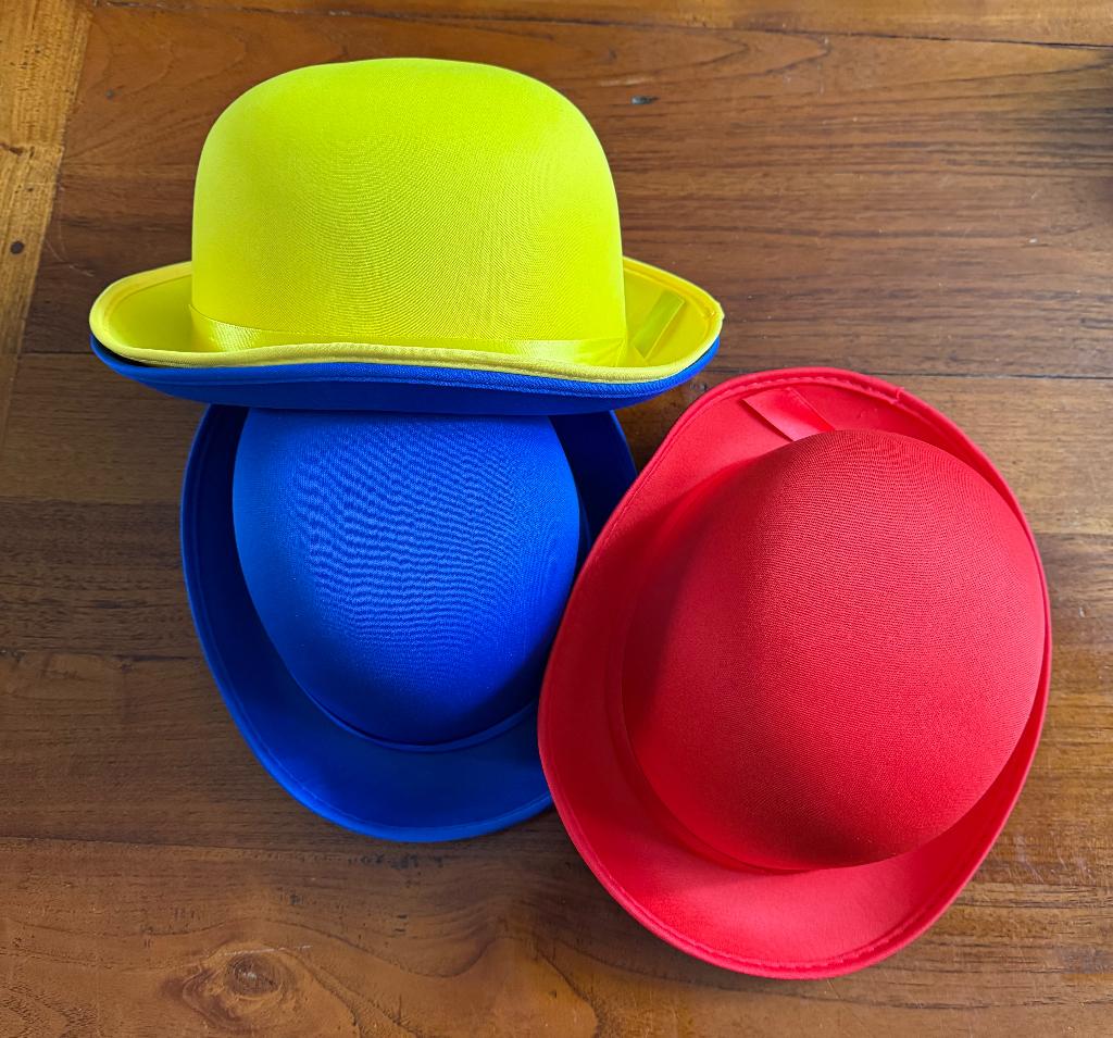 4 nieuwe feest bolhoedjes, Carnaval, Nieuw, Ophalen of Verzenden, Onbekend