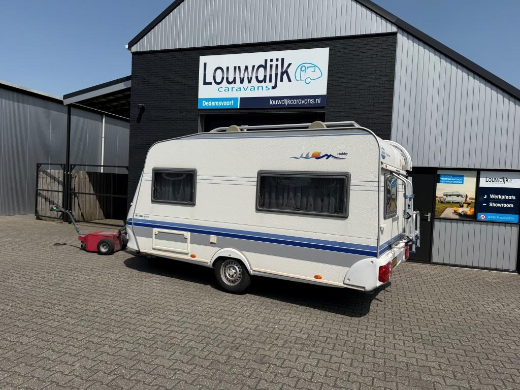 HOBBY De Luxe 400 SF ’03 (Vastbed, Treinzit), Caravans en Kamperen, Vast bed, Hobby, Bedrijf, Treinzit