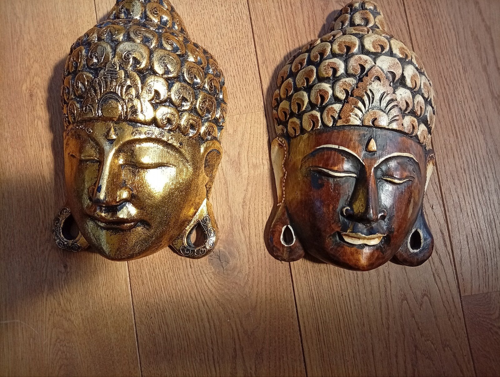 2 Bali maskers: Goud & Hout-kleurig. a 30x20 cm, Ophalen, Hout, Goud, Houtsnijwerk
