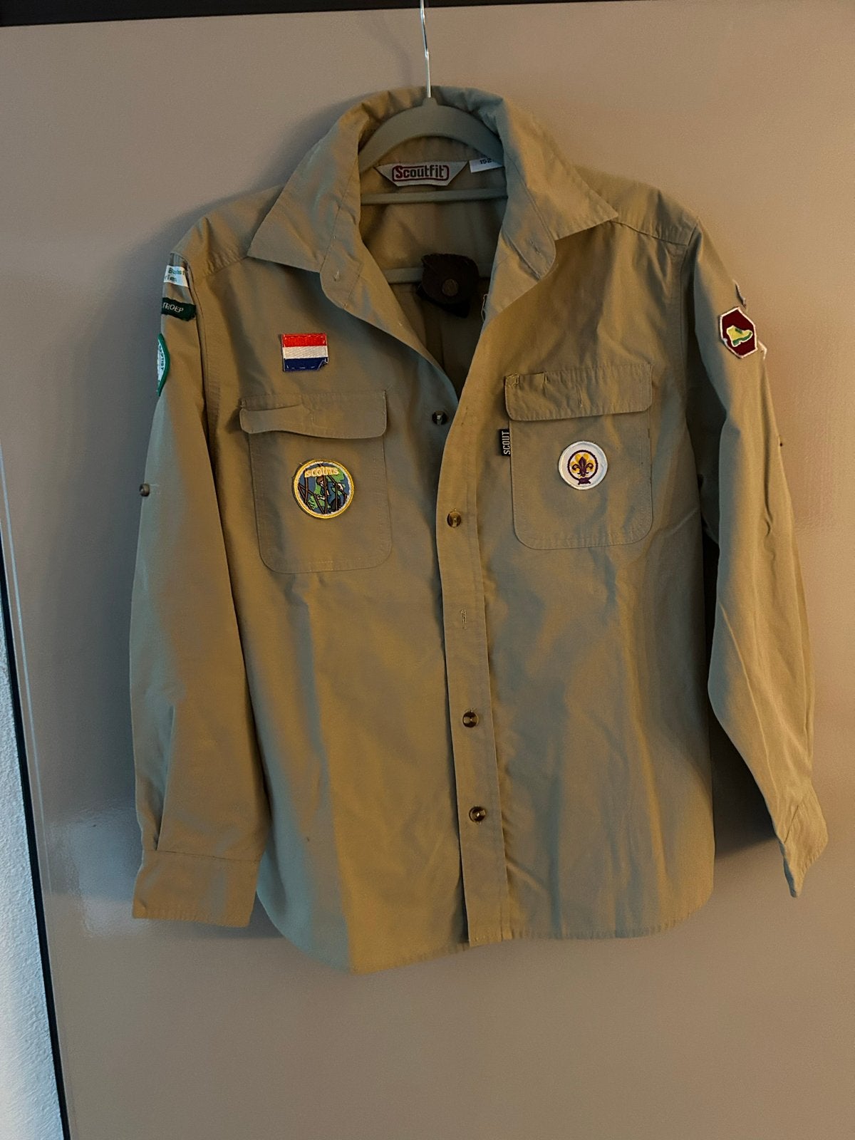 Scoutfit blouse maat 152 met insignes, Verzamelen, Scouting, Ophalen of Verzenden, Zo goed als nieuw, Kleding
