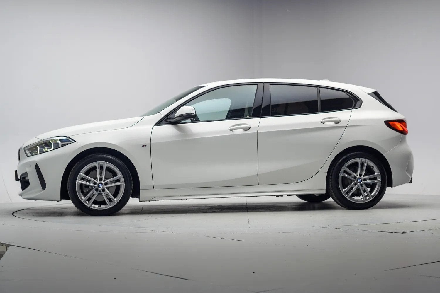 BMW 1-serie 118i M Sport Business Edition Aut. [ LED Live co, Auto's, 136 pk, Gebruikt, 1295 kg, Automatische klimaatregeling
