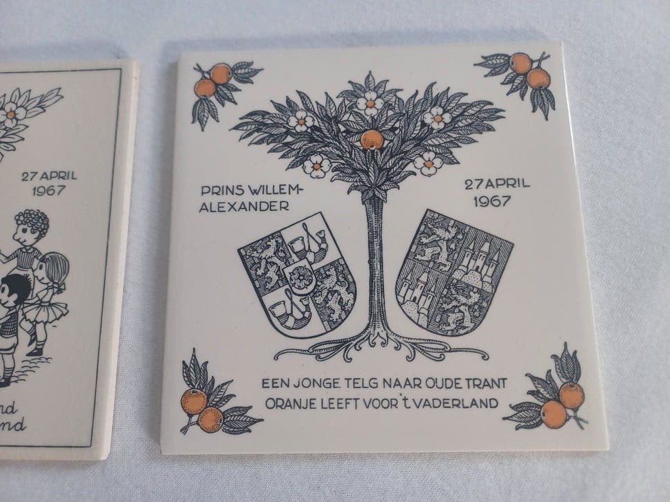 2 tegeltjes koninklijk huis, Ophalen of Verzenden, Zo goed als nieuw