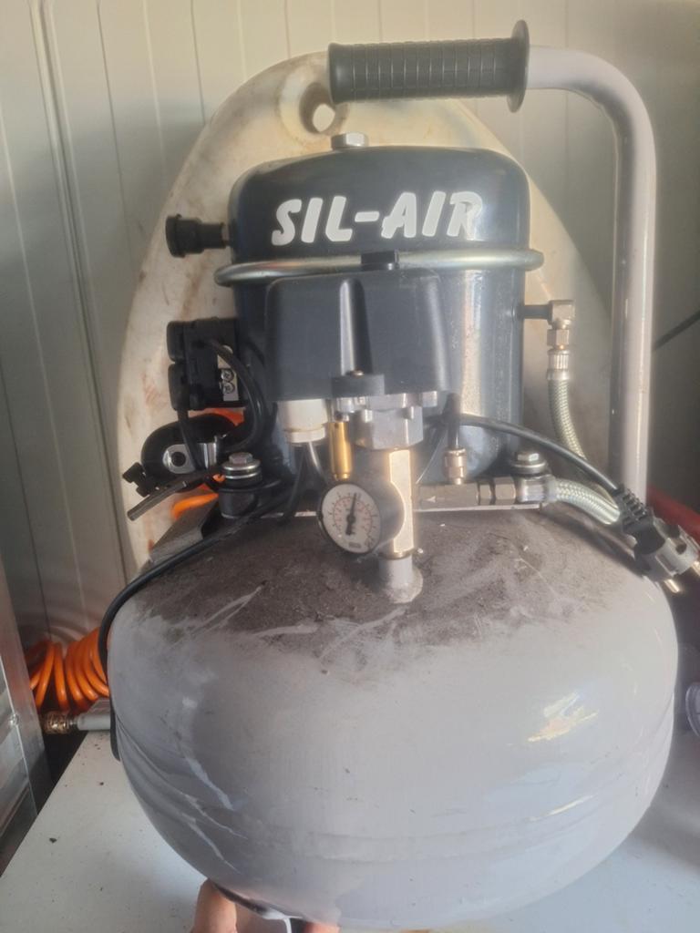 SIL-AIR Compressor - Compact en Krachtig, Ophalen, Gebruikt, 6 tot 10 bar, 25 tot 100 liter