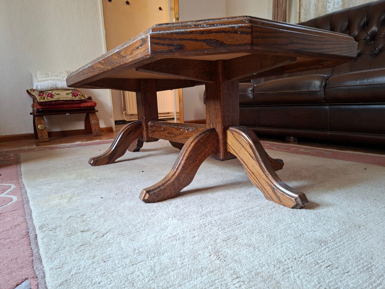 Robuuste salontafel met tegels en houten onderstel, Huis en Inrichting, Tafels | Salontafels, Ophalen, Gebruikt, Overige materialen