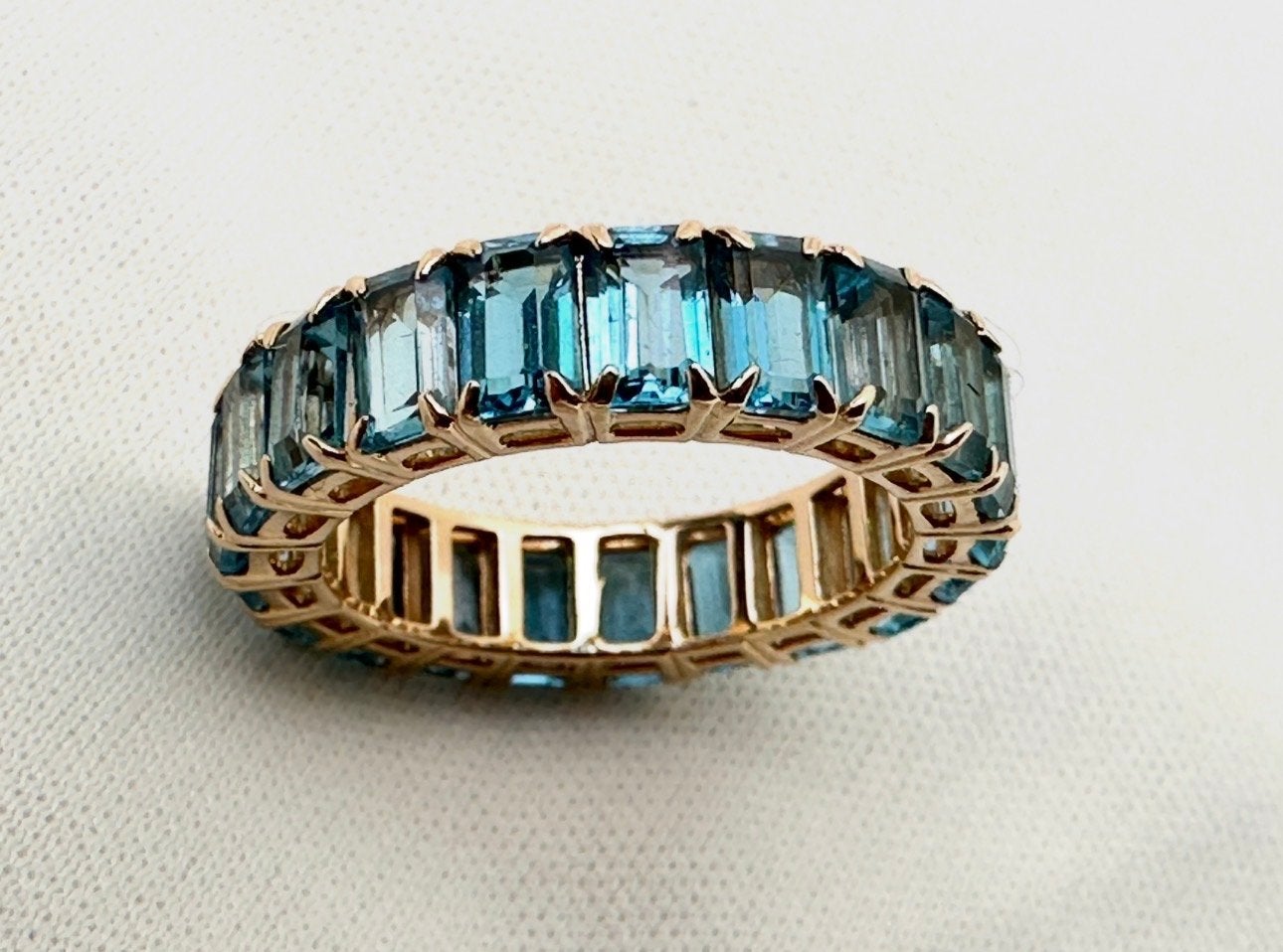 14k Gouden Ring met Topaas Steentjes, Gebruikt, Blauw, Ophalen of Verzenden, 17 tot 18