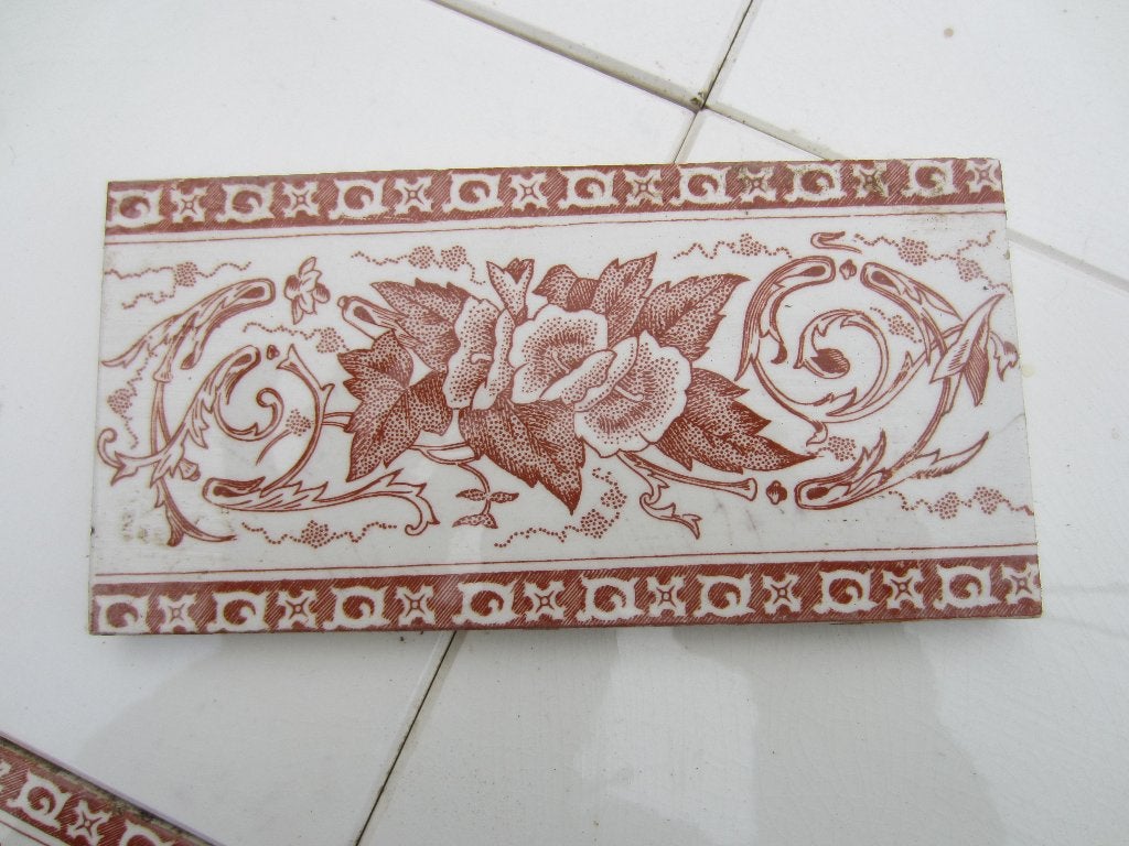 60 art nouveau randtegels 7,5x15 met roodbruine bloemen, Antiek en Kunst, Antiek | Wandborden en Tegels, Ophalen