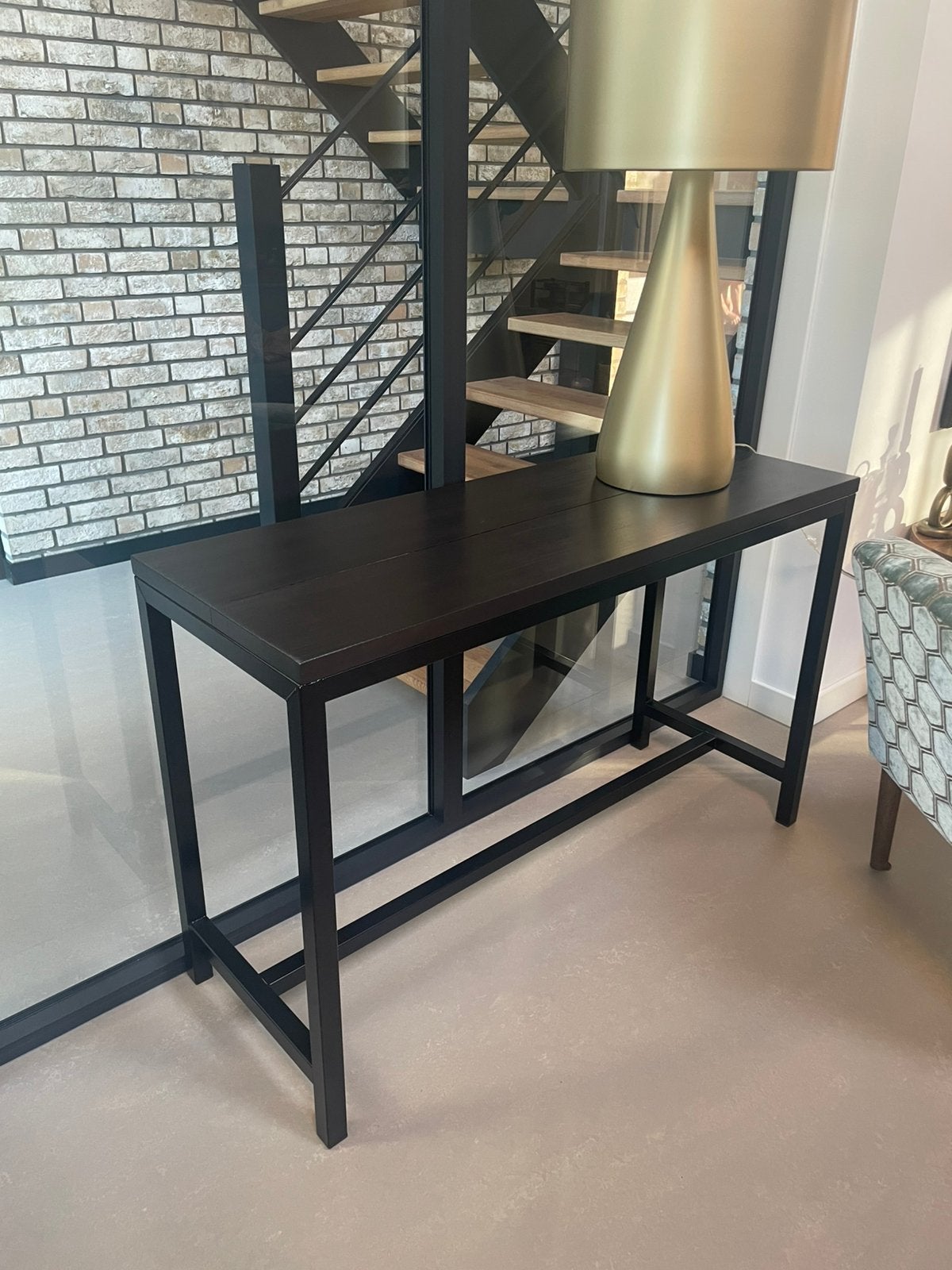 Sidetable, zwarte stalen poten met houten blad, Huis en Inrichting, Tafels | Sidetables, Ophalen, 100 tot 150 cm, Zo goed als nieuw