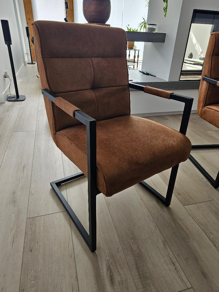 6x Eetkamerstoelen Jernio cognac met armleuning zwart metaal, Ophalen, Overige kleuren, Overige materialen, Zo goed als nieuw