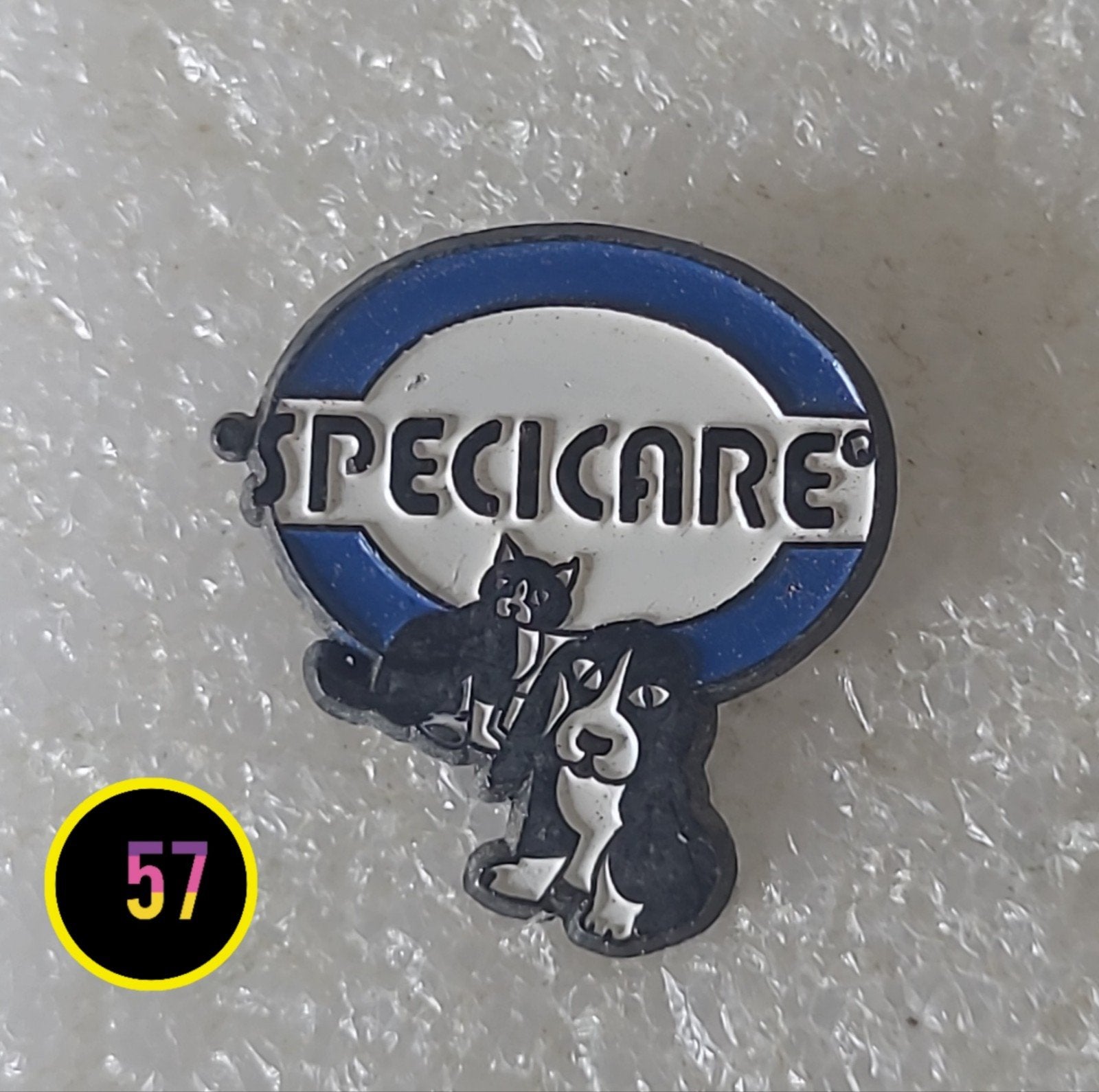 Specicare Pin met Kat en Hond, Verzenden, Gebruikt, Dier of Natuur, Speldje of Pin