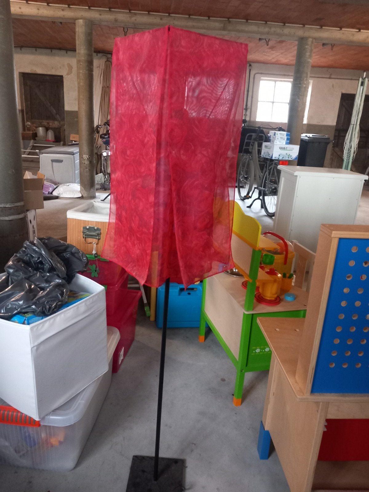 Fijne staande lamp met rood doorzichtig rozenmotief, Ophalen, Zo goed als nieuw