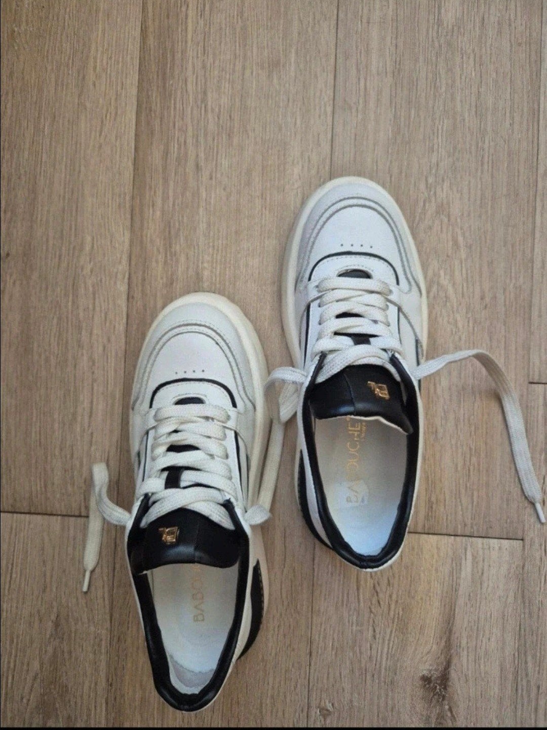 Witte sneakers Babouche met zwarte details - Zo goed als nie, Ophalen of Verzenden, Zo goed als nieuw, Wit, Sneakers of Gympen