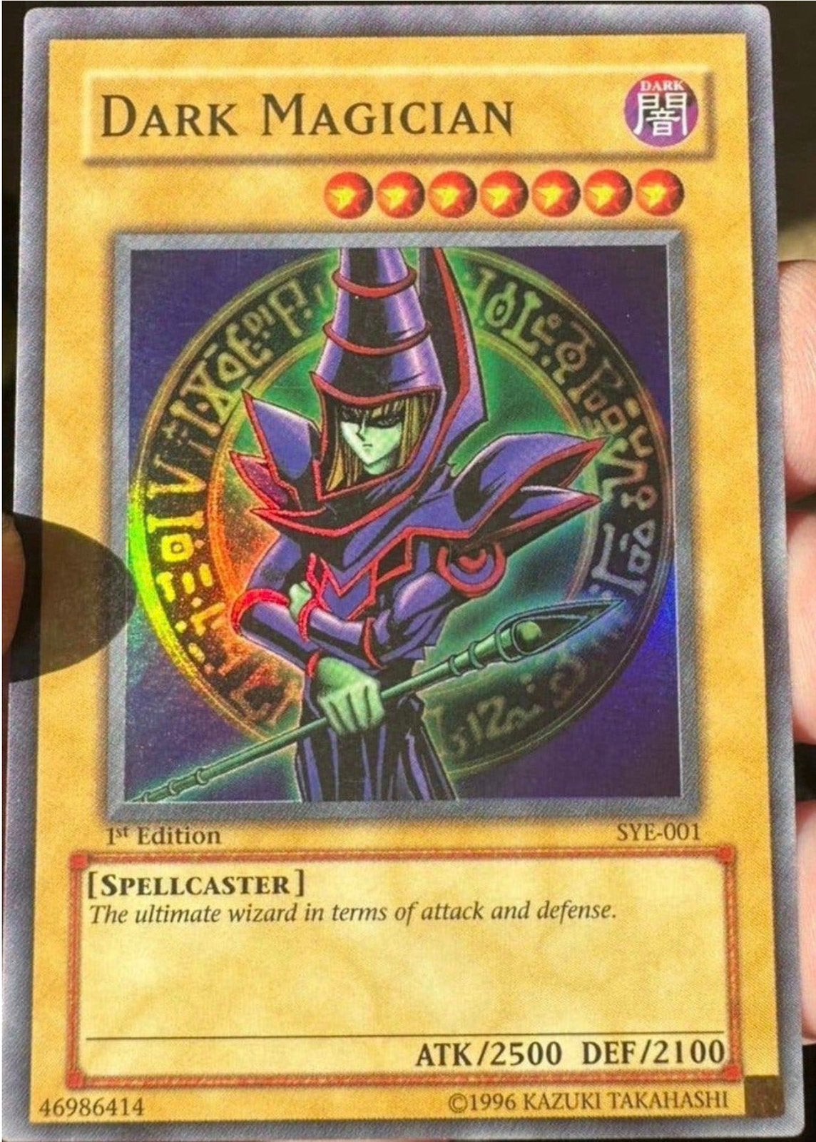 Yu-Gi-Oh! Dark Magician SYE 1st Edition Old US Print !, Hobby en Vrije tijd, Ophalen of Verzenden, Gebruikt, Losse kaart, Foil