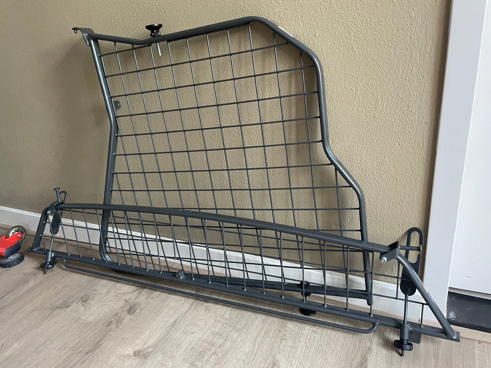 Travall hondenrek met scheidingswand BMW 318 model 2010, Ophalen, Zo goed als nieuw