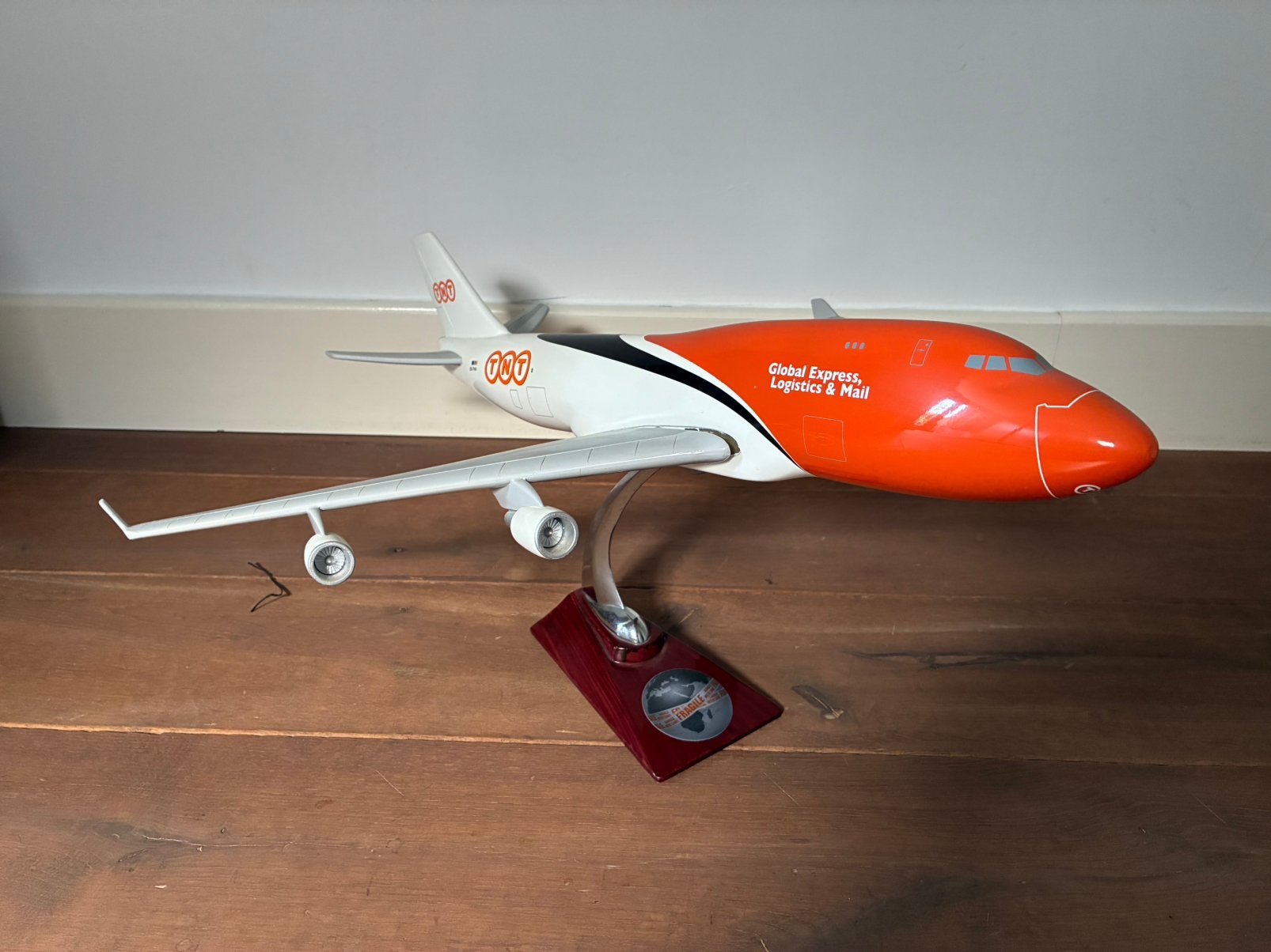 TNT express boeing vracht 747 vliegtuig 65x60 cm uniek, Ophalen, Zo goed als nieuw, 1:72 tot 1:144, Overige merken