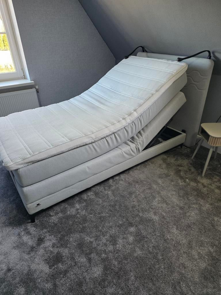 Elektrisch eenpersoonsbed met verlichting en USB-lader, Ophalen of Verzenden, Zo goed als nieuw, Eenpersoons