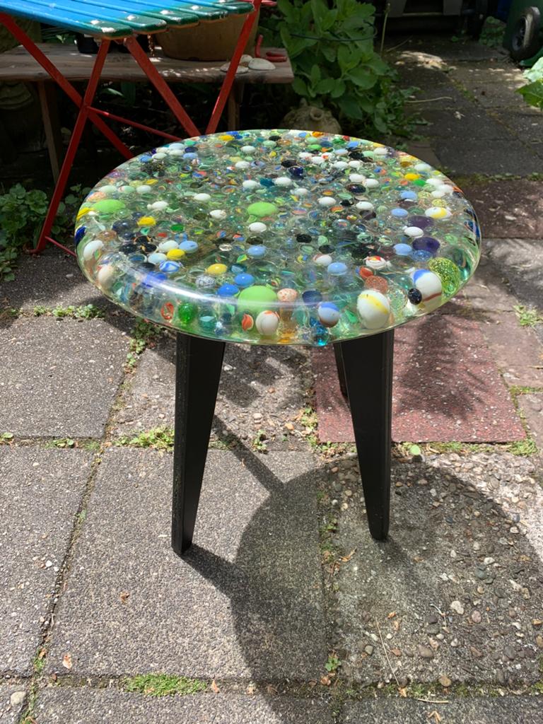 Leuke bijzettafel met knikkers, Huis en Inrichting, Tafels | Bijzettafels, Ophalen, Minder dan 45 cm, Minder dan 55 cm, Rond