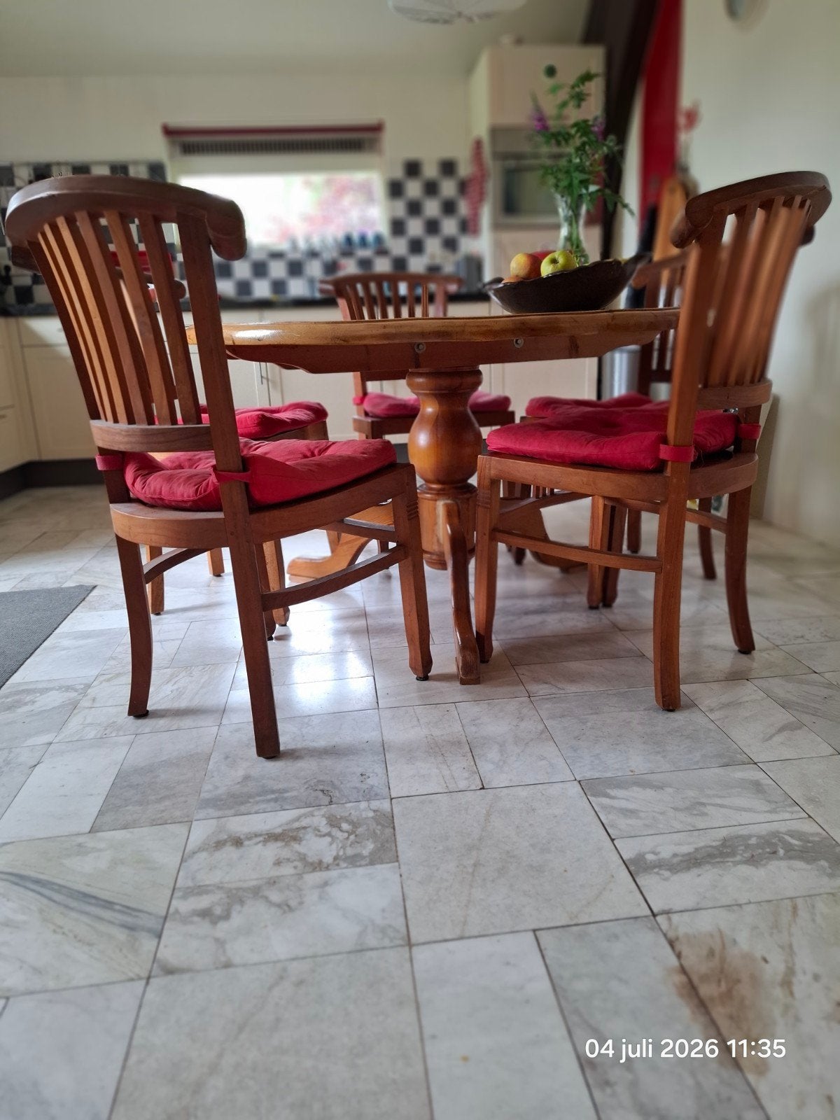 Ronde grenen eettafel met 5 teakhouten stoelen, Huis en Inrichting, Ophalen, Gebruikt, 4 tot 6 stoelen