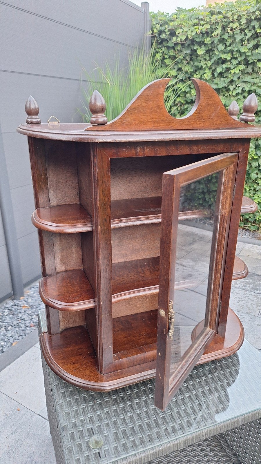 Antieke houten wandkast met glazen deur, Ophalen