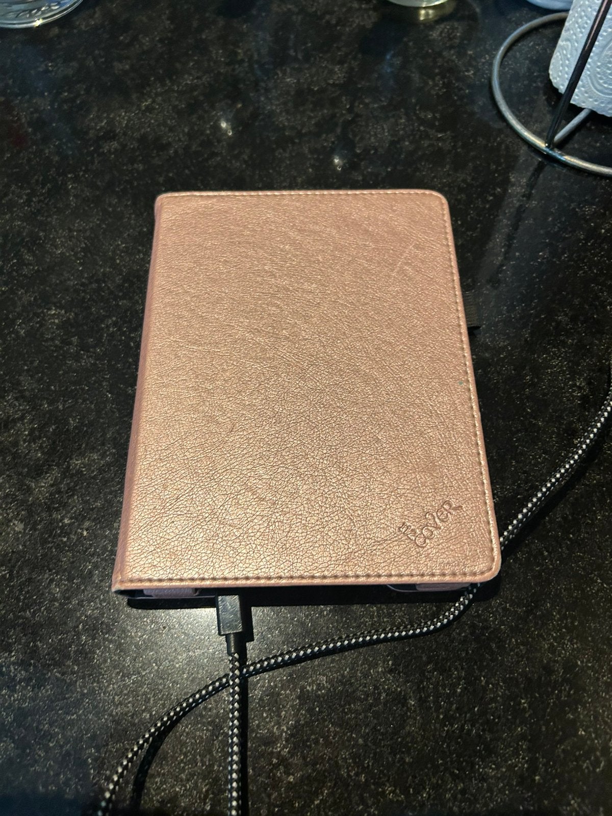 Kobo Aura HD black Ereader met hoes rose gold, Ophalen of Verzenden, Gebruikt