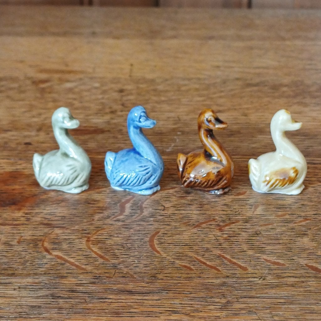 4 miniatuur eendjes in 4 kleuren - letterbakfiguurtjes, Ophalen of Verzenden, Gebruikt, Dier