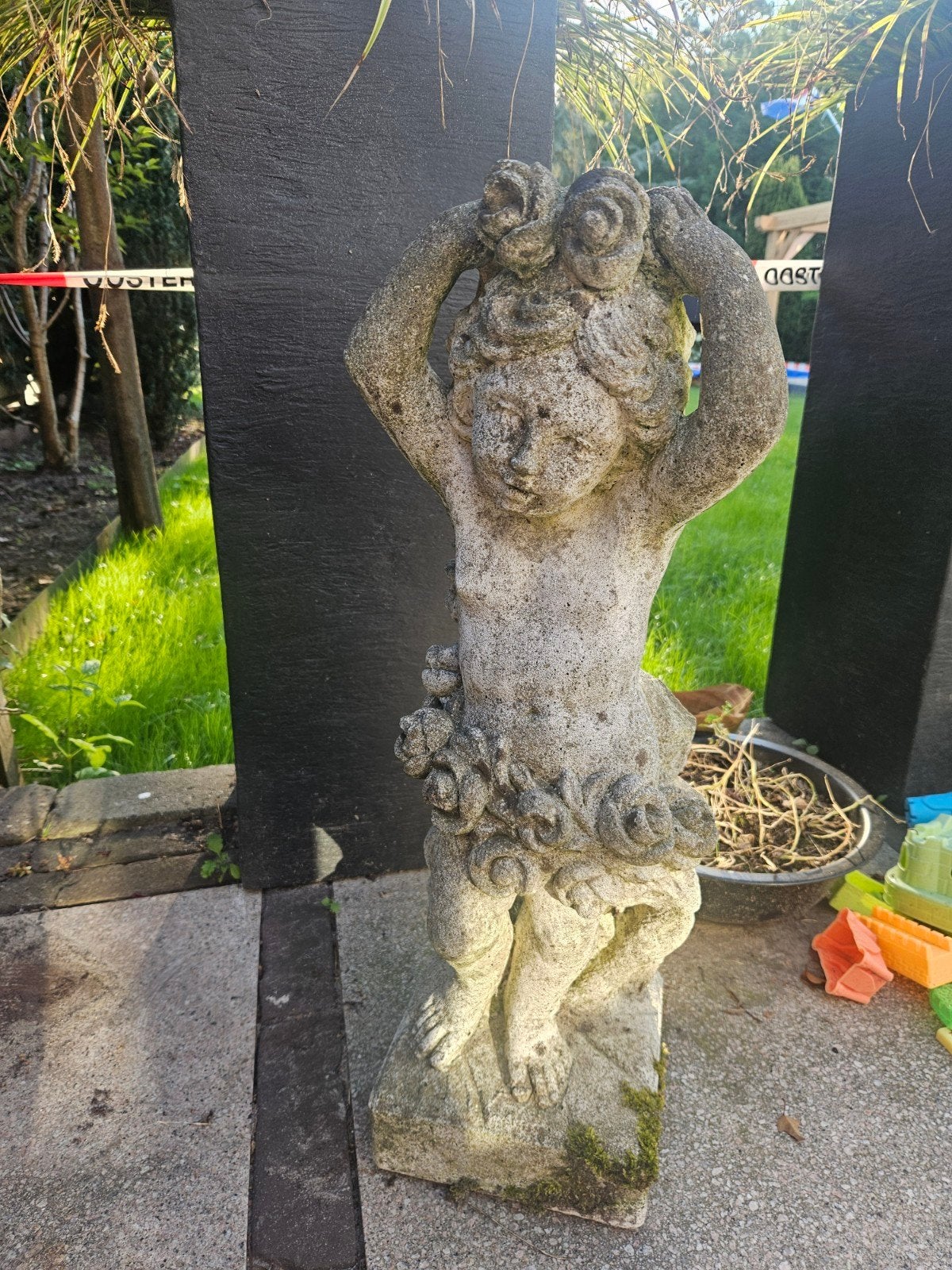 Betonnen tuinbeeld bloemenmeisje - 60 cm hoog, Tuin en Terras, Tuinbeelden, Ophalen, Zo goed als nieuw, Beton, Mensenbeeld