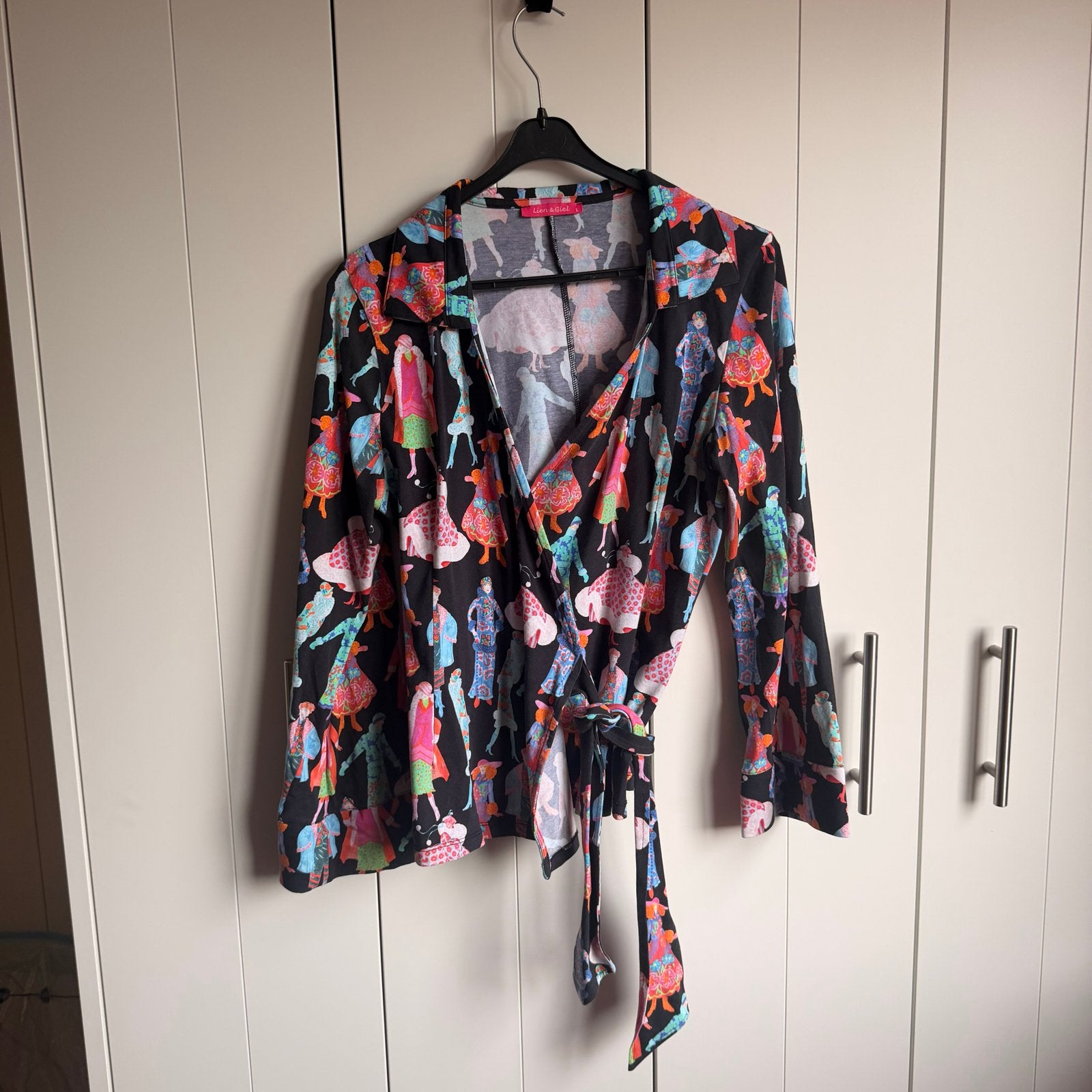Lien & Giel overslagtop met kleurrijke print, maat L, Ophalen of Verzenden, Zo goed als nieuw, Maat 38/40 (M), Meerkleurig