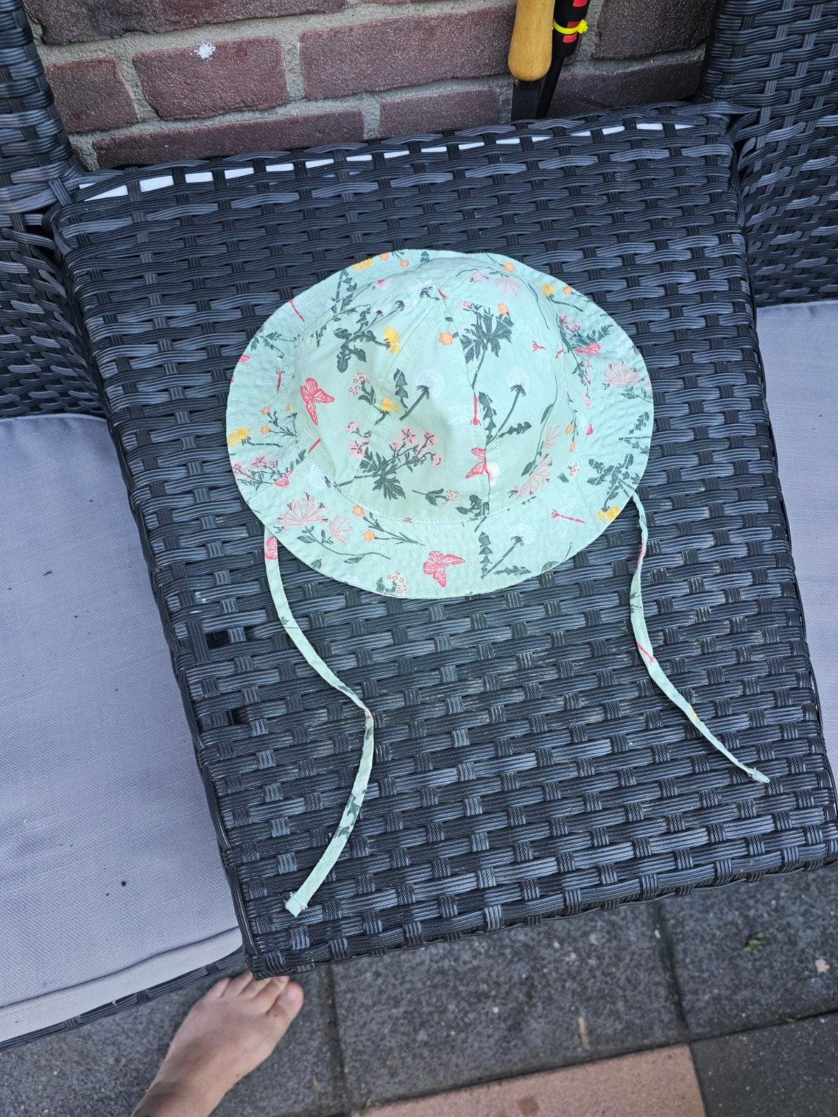 Hema Kinderhoedje met bloemenprint en koordjes, Gebruikt, Jongetje of Meisje, Hoed, Ophalen of Verzenden