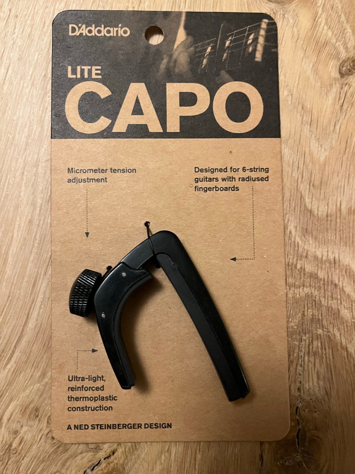 Nieuwe D'Addario Lite Capo voor 6-snarige gitaren, Ophalen of Verzenden, Nieuw, Akoestische gitaar