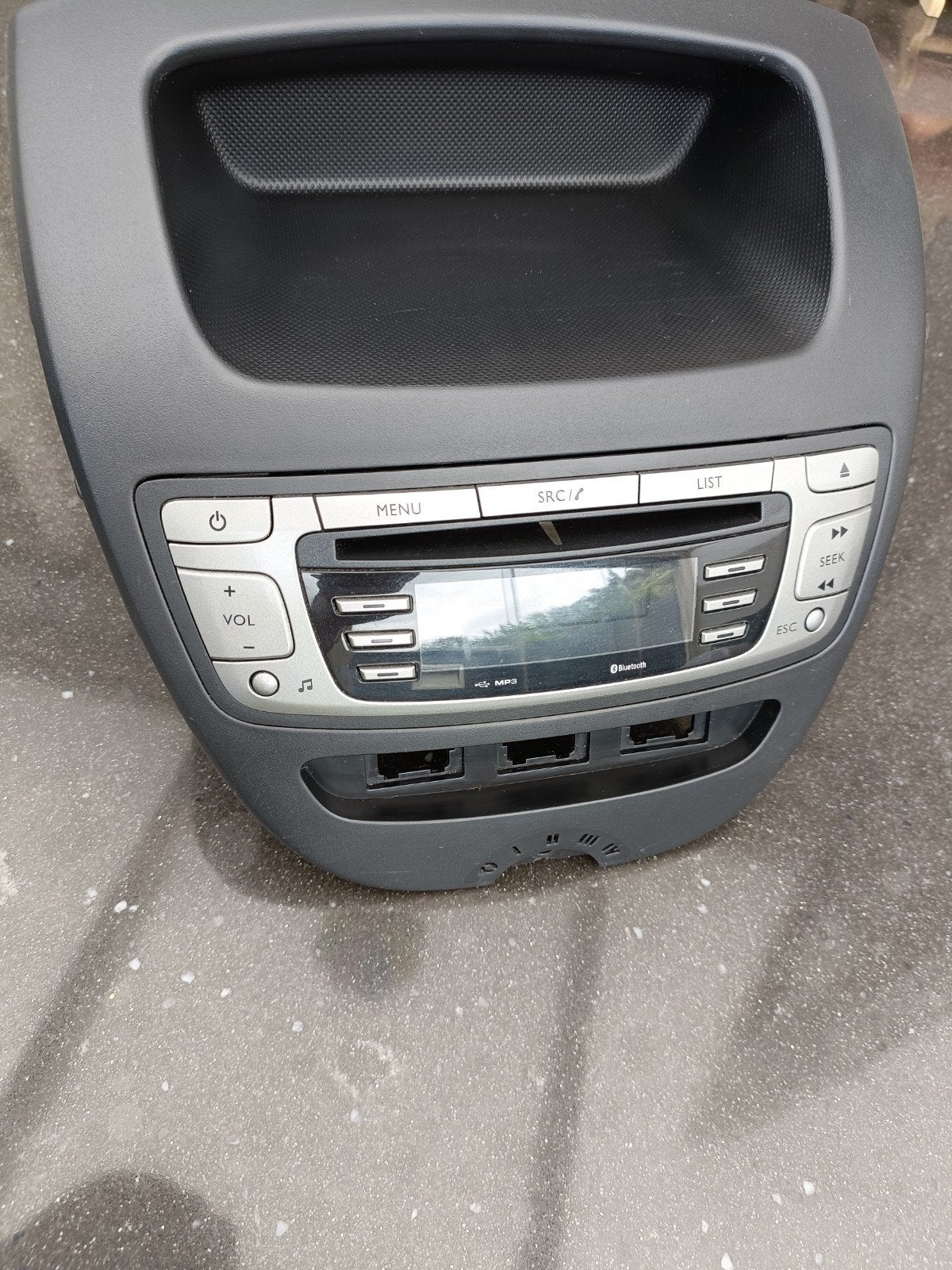 Peugeot 107/Citroën C1/ToyotaAygo Radio metDisplay,Bluetooth, Auto diversen, Autoradio's, Ophalen of Verzenden, Gebruikt