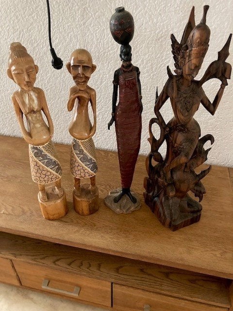 houten beelden, Antiek en Kunst, Kunst | Beelden en Houtsnijwerken, Ophalen of Verzenden, Handgemaakt, 20 - 50 cm, Beeld