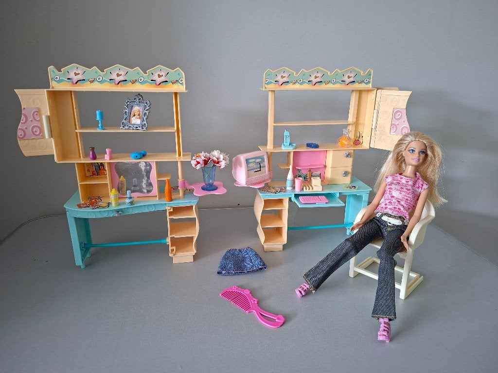 barbie met kantoor, make up tafel enz., Ophalen of Verzenden, Gebruikt, Barbie